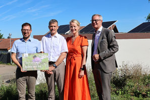 Umweltministerin Walker und NABU-Landeschef Enssle sind begeistert von „Natur nah dran“-Flächen in der Gemeinde Sinzheim - Foto: NABU/K. Wörner