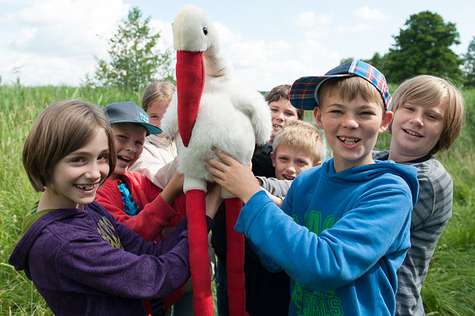 Kindergruppe mit Storch - Foto: Guido Rottmann