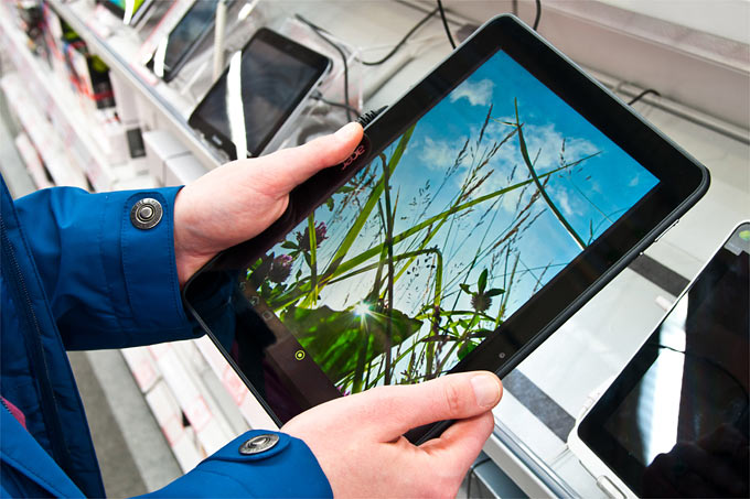 Tablet-Rechner im Elektromarkt - Foto: NABU/Sebastian Hennigs