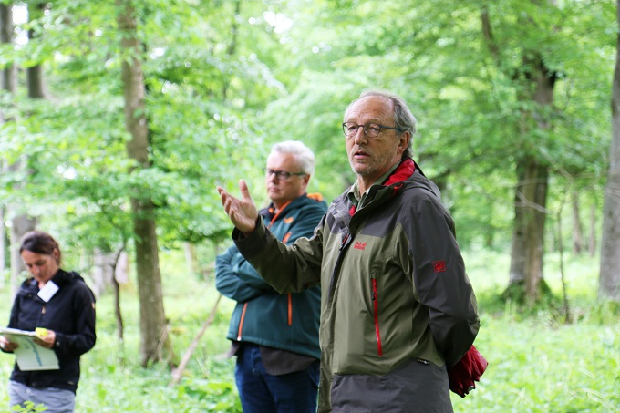 Diskussion zum Thema Waldweide und Wildtiere mit Dr. Rudi Suchant (FVA) und Andreas Oberländer (Jäger im Revier). - Foto: K. Baumann/NABU