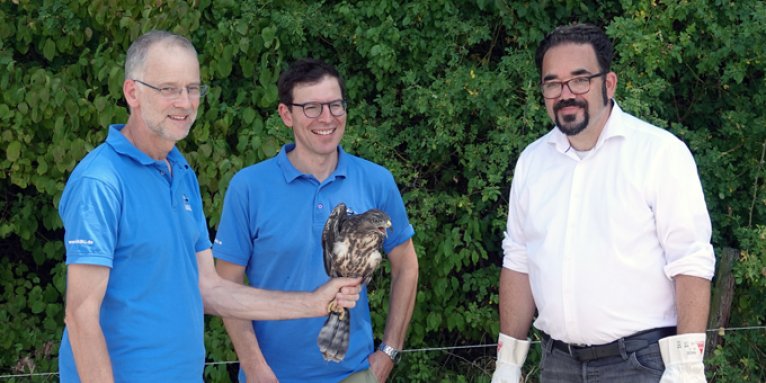 Staatssekretär Christian Kühn besucht NABU-Vogelschutzzentrum mit Johannes Enssle und Daniel Schmidt-Rothmund - Foto: NABU/Erik Goldner