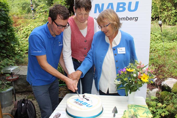 NABU-Landesvorsitzender Johannes Enssle (links) und  Simone Rudloff (rechts) vom NABU Dreisamtal begrüßten Susanne Rosenfelder, das 100.000ste Mitglied in Baden-Württemberg. - Foto: NABU/Erich Krieger