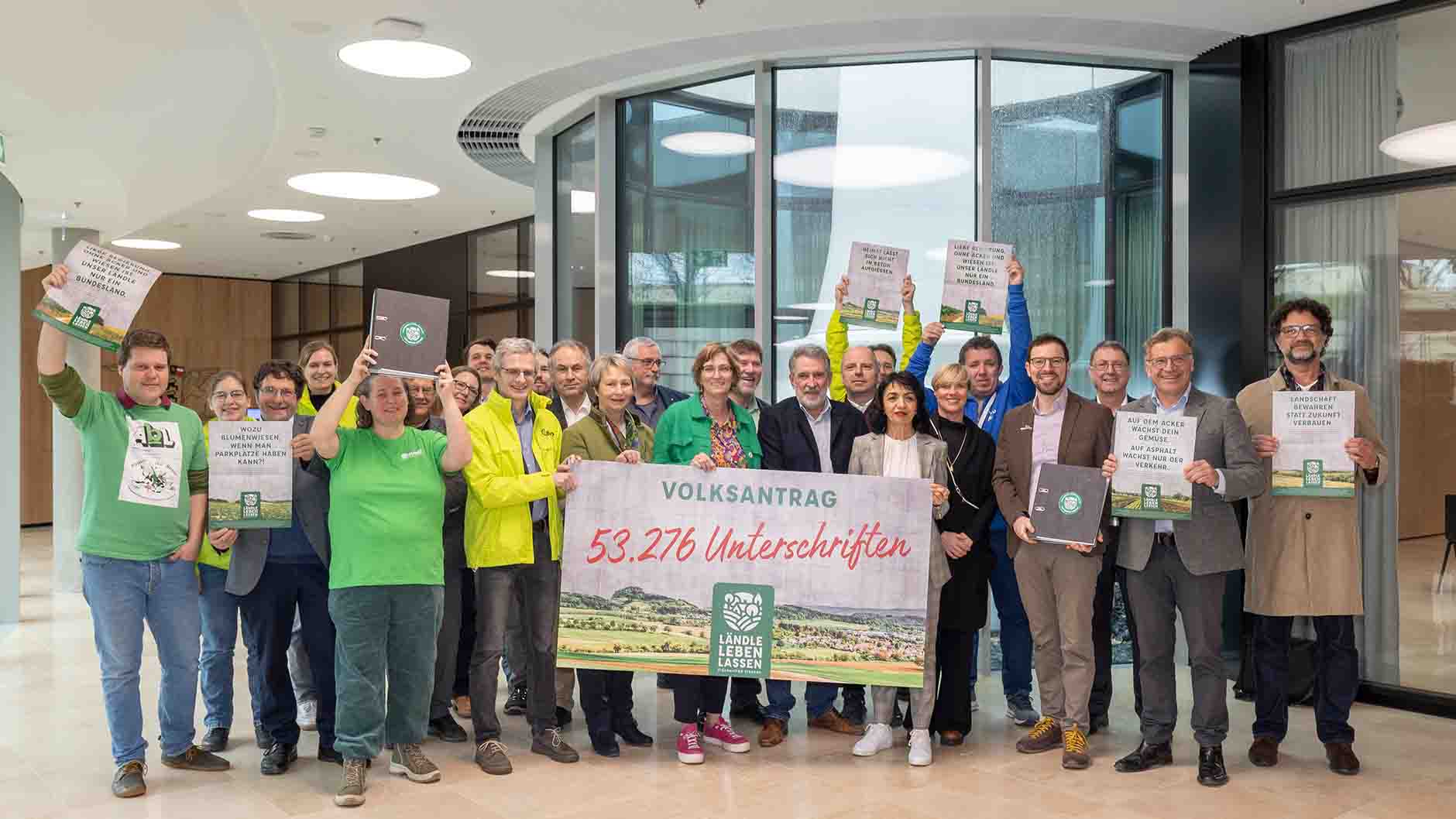 Unterschriftenübergabe Volksantrag „Ländle leben lassen“ – Foto: Bernd Hanselmann/BUND BW