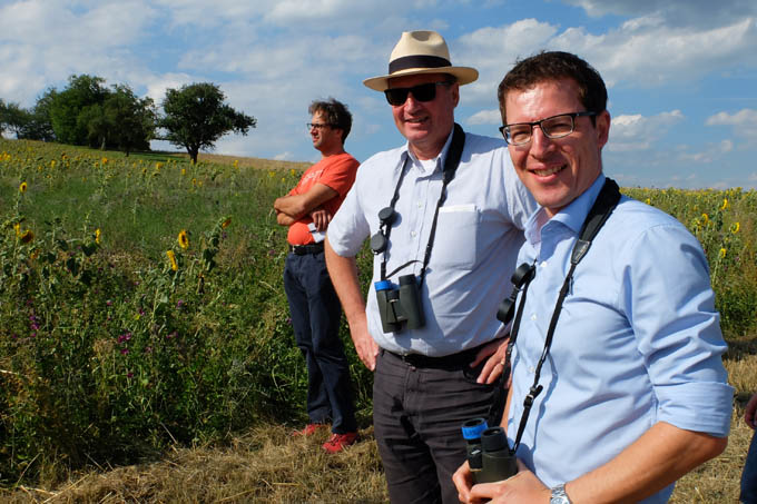 Landrat und VIELFALT-Vorsitzender Joachim Walter (links) und NABU-Landesvorsitzender Johannes Enssle informieren sich über das neue Rebhuhn-Projekt. - Foto: Claudia Wild