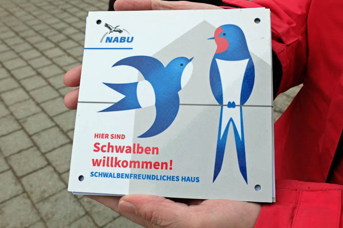 Das Landesgestüt in Marbach setzt sich für Schwalben ein und wurde daher mit dieser Plakette ausgezeichnet. - Foto: NABU/Claudia Wild