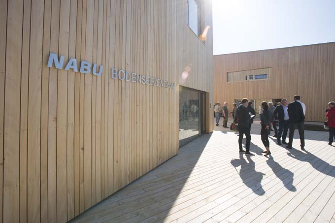 Zwei separate Gebäude bilden das neue NABU-Bodenseezentrum. - Foto: Frank Müller