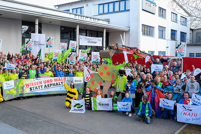  Die Umweltverbände BUND und NABU Baden-Württemberg haben mit einer gemeinsamen Aktion auf die Bedrohung von Streuobstwiesen aufmerksam gemacht. - Foto: Frank Müller/BUND BW
