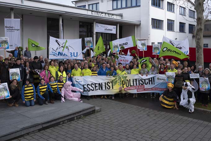 Naturschutz-Aktive protestieren in Radolfzell für eine Agrarpolitik, die Landwirtschaft, Tierschutz und Natur- und Klimaschutz zusammenbringt. - Foto: Frank Müller