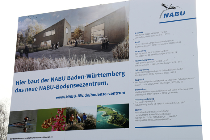 Das Bauschild zeigt, dass der NABU hier das neue Bodenseezentrum baut. - Foto: Hannes Huber