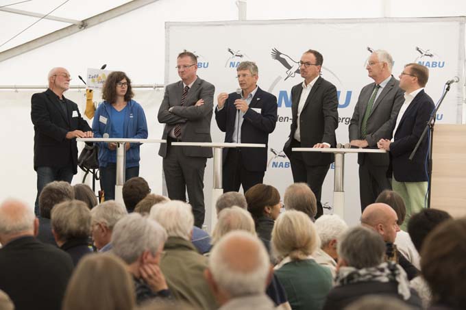 In einer Talk-Runde auf dem Podium wird die Entstehung des NABU-Bodenseezentrums nachgezeichnet. - Foto: Frank Müller