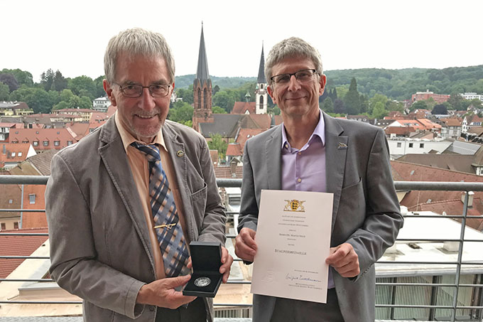 Dr. Martin Neub (links) erhält die Staufermedaille. NABU-Landesgeschäftsführer Uwe Prietzel gratuliert. - Foto: NABU/Bernd Uhlmann