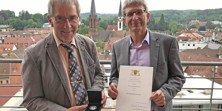 Dr. Martin Neub (links) erhält die Staufermedaille. NABU-Landesgeschäftsführer Uwe Prietzel gratuliert. Foto: NABU/Bernd Uhlmann