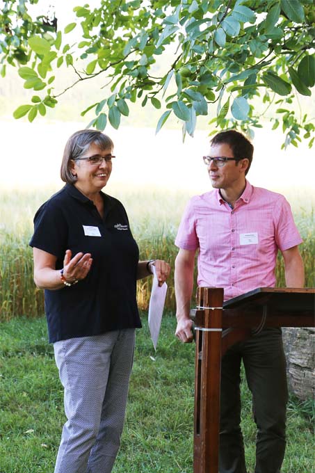 Landwirtin Elisabeth Kenntner-Scheible mit dem NABU-Landesvorsitzenden Johannes Enssle. - Foto: NABU/Kathrin Baumann