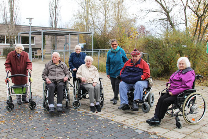 Bewohnerinnen und Bewohner des Stiftungshofs im Haubenwasen (Alfdorf-Pfahlbronn) freuen sich auf die neu gestalteten Flächen - Foto: NABU/Aniela Arnold