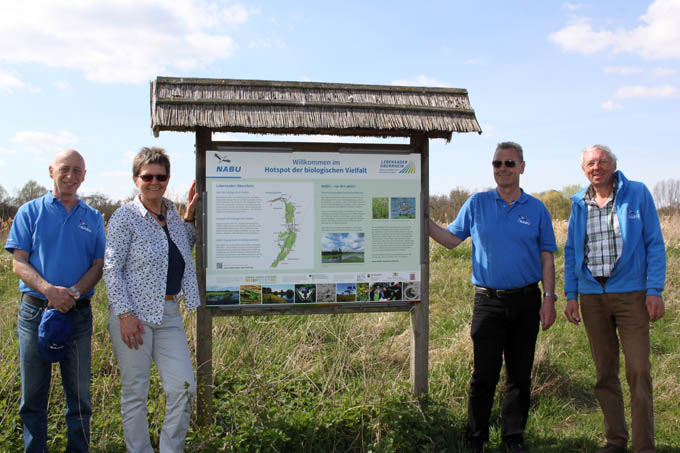 Mit neuen Schildern informieren der NABU Hambrücken und das Projekt Lebensader Oberrhein über die wertvolle Wiesenlandschaft. - Foto: NABU Hambrücken