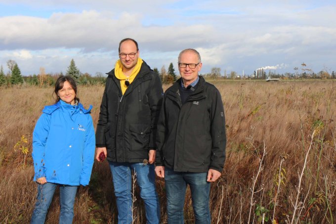 NABU-Ökologin Miriam Wilmott besuchte die Landwirte Simon und Rolf Enderle auf ihren hochwertigen mehrjährigen Blühflächen - Foto NABU/Bärbel Wittich