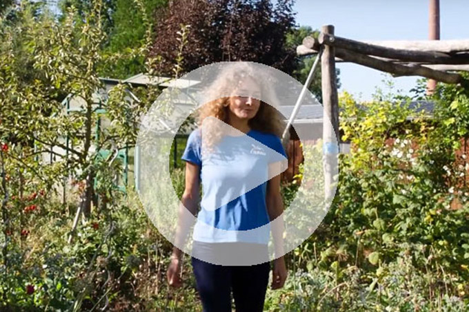 NABU-Gartenexpertin Anna Sesterhenn gibt Tipps zum naturnahen Gärtnern. - Foto: NABU BW