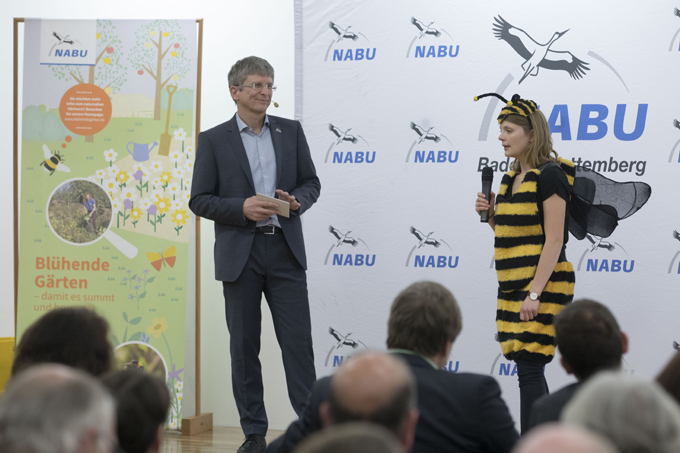 NABU-Landesgeschäftsführer Uwe Prietzel und Wildbienen freuten sich über die Projekterfolge - Foto: NABU/Frank Eppler