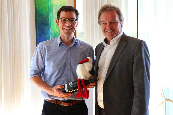 NABU-Landesvorsitzender Johannes Enssle (links) gratuliert Minister Franz Untersteller zum 30-jährigen Bestehen des Umweltministeriums. - Foto: Adam Schnabler