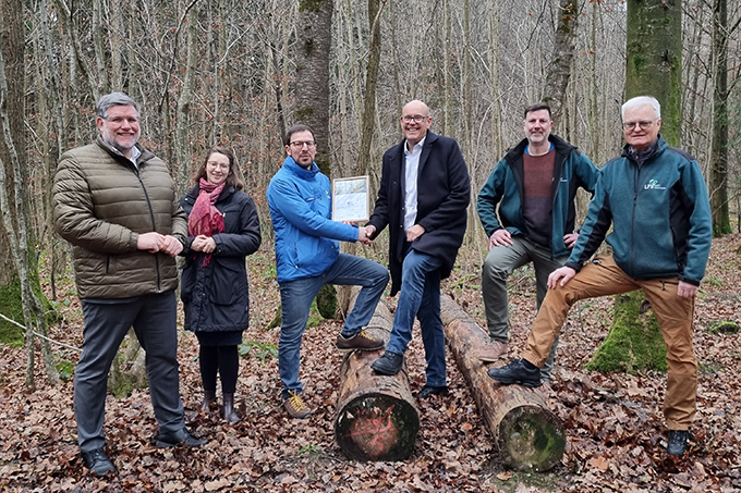 Landrat Dr. Ulrich Fiedler, Greta Schirmer-Förster vom Landkreis RT Dezernat Nachhaltigkeit, Johannes Enssle NABU-Landesvorsitzender, Baubürgermeister der Stadt Metzingen Markus Haas, Revierförster Jürgen Dufner und Franz-Josef Risse Kreisforstamtsleiter (v.l.n.r.) - Foto: Stadt Metzingen