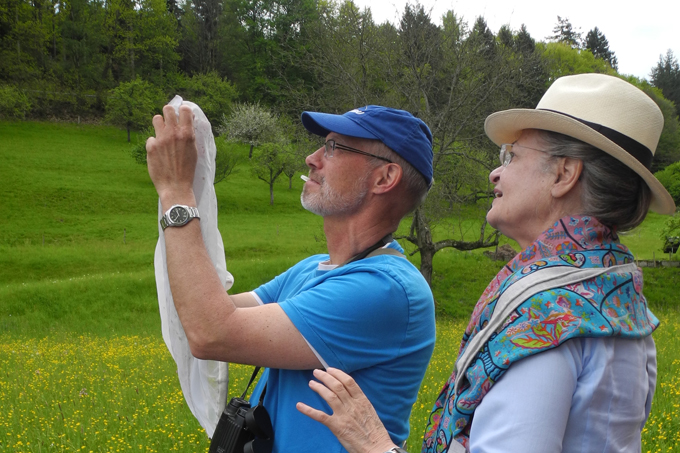 NABU-Wildbienen-Experte Martin Klatt und Wildbienen-Patin Ursula Cantieni betrachten eine Wildbiene aus nächster Nähe. - Foto: Nina Wochner