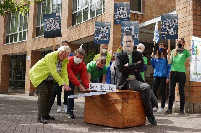 Die Naturschutzverbände protestieren in Stuttgart gegen den Solar-Deckel - Foto: BUND BW / Miriam Eisinger