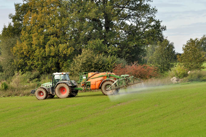 Im Jahr 2014 wurden in Baden-Württemberg insgesamt 2.309 Tonnen Pestizidwirkstoffe ausgebracht. - Foto: Arndt Müller