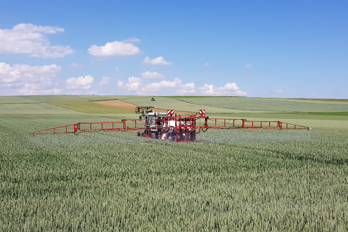 Traktor bringt Fungizide in einem Feld aus. Foto: Landeswasserversorgung Stuttgart