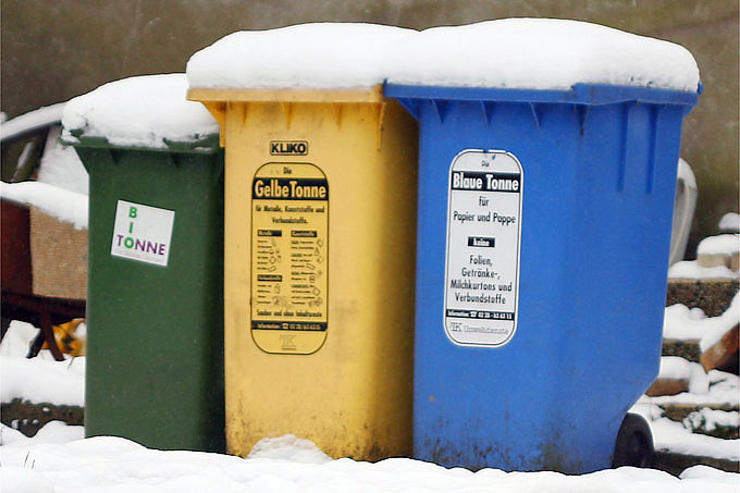 Mülltonnen im Schnee - Foto: Helge May